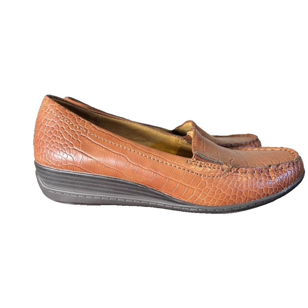 Crocodile Textured Slip On Loafer Brown Wedge Heel 8.5 Neutral Classic Preppy